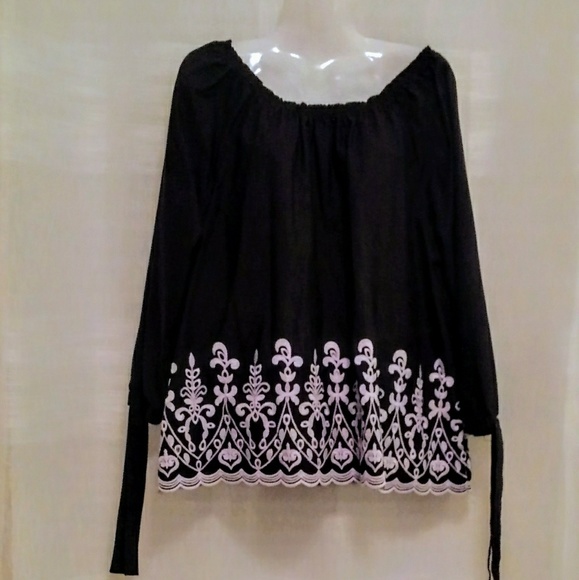 Tops - ❤️3 for $20❤️Adorable black / white embroidery top